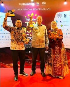 Wali Kota Bekasi, Tri Adhianto (tengah); Direktur Utama Bank Syariah Patriot Bekasi, Fasihul Islam (kiri), dan Direktur Operasional Bank Syariah Patriot Bekasi, Nuraeni, (kanan) menunjukkan penghargaan dalam ajang TOP BUMD Awards 2026. FOTO: ISTIMEWA